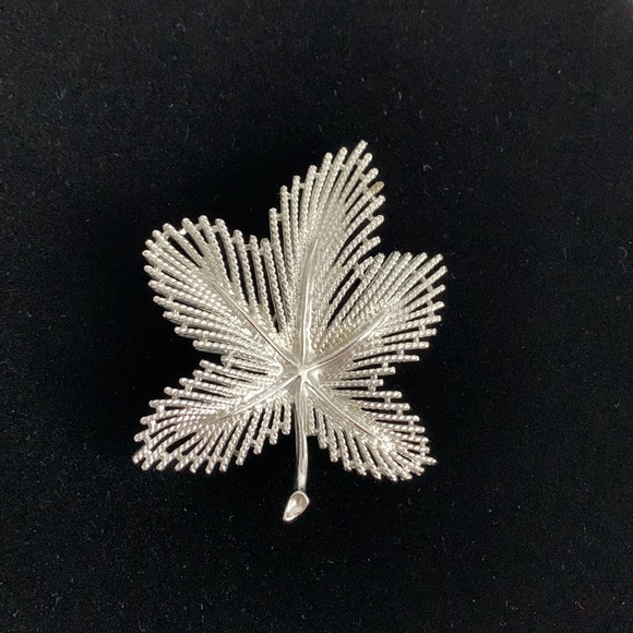 Sarah Coventry Maple Leaf Brooch Pin Textured Silver Tone 2 7/8” Nice Weight - Picture 10 of 12